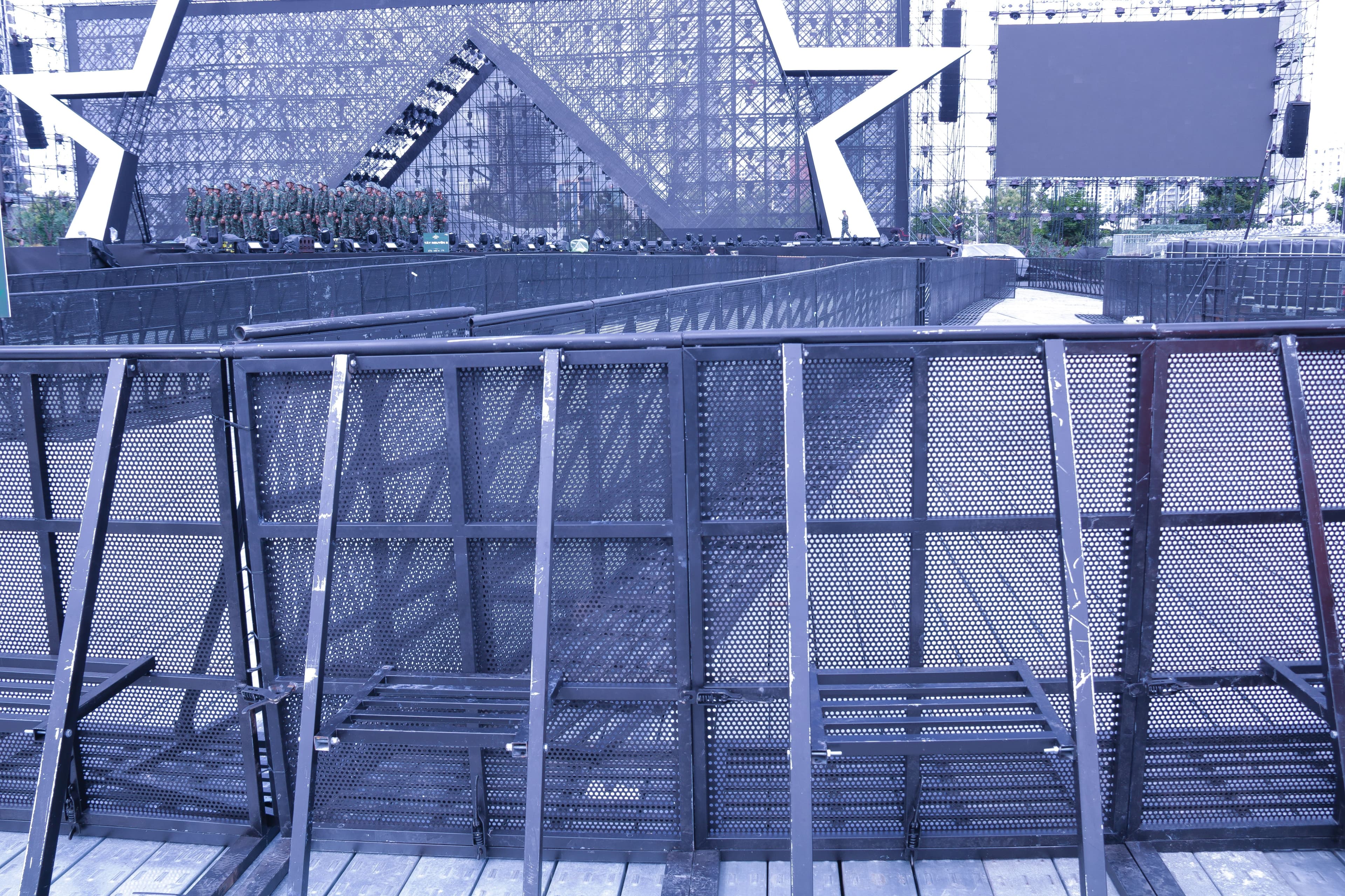 HÀNG RÀO CHỐNG BẠO ĐỘNG - 12