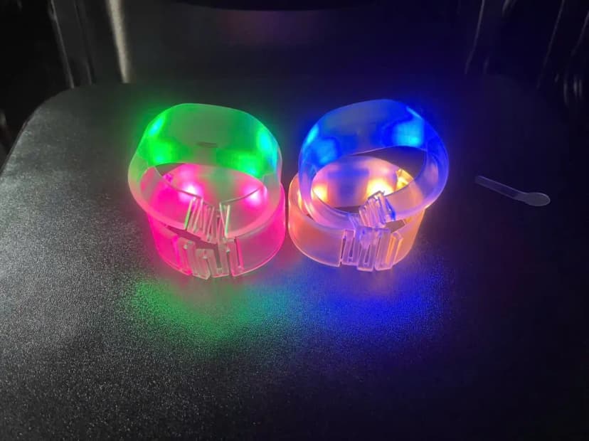 VÒNG TAY LED CỔ VŨ
